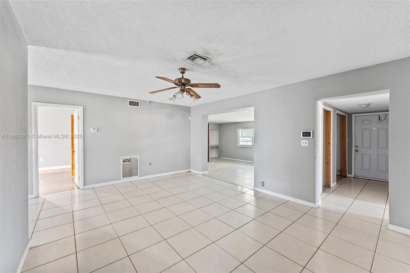 See details 7820 4 / 2 1641 sq. ft. $ 2025-09-17 0 Photo