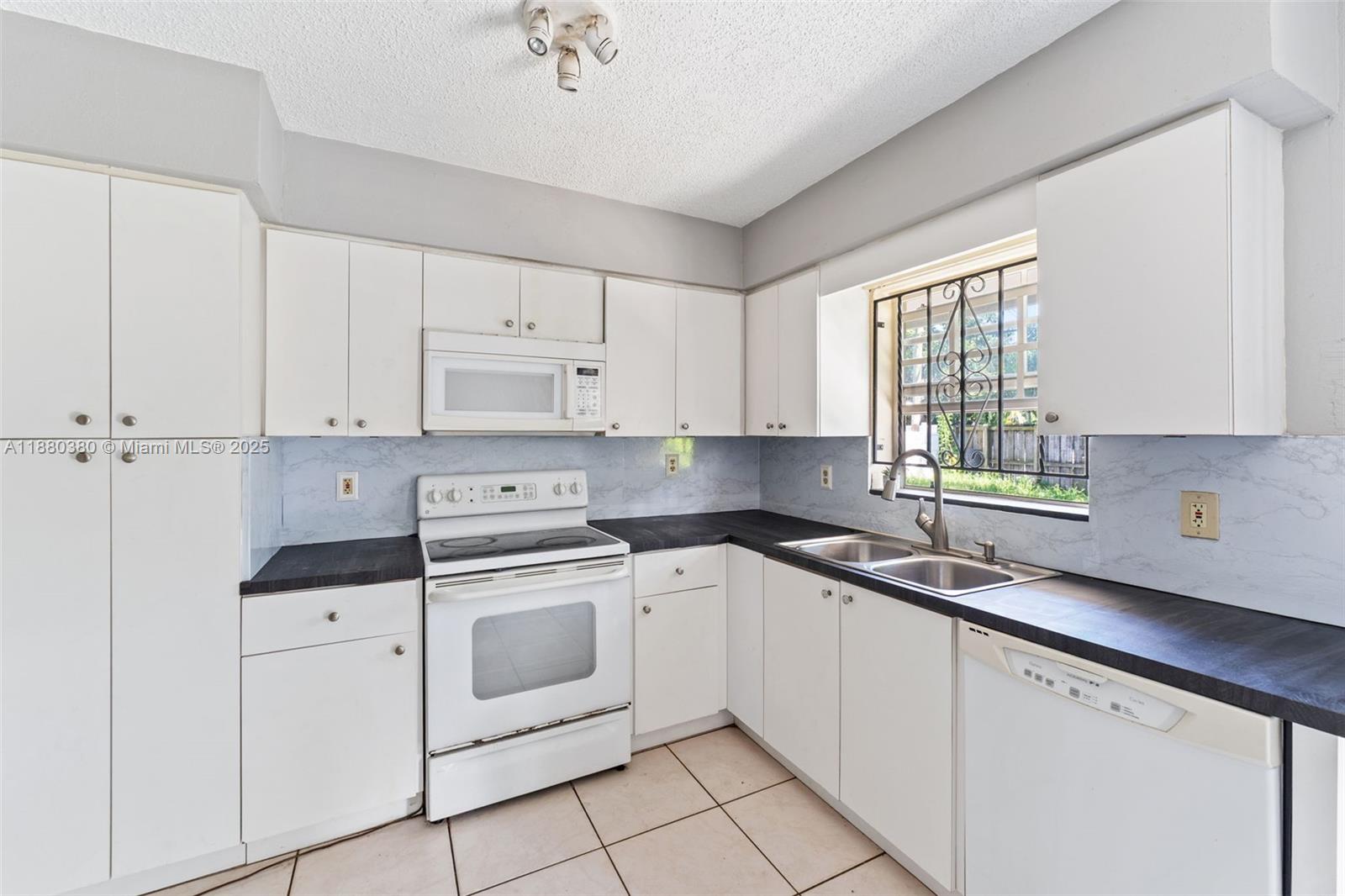 See details 7820 4 / 2 1641 sq. ft. $ 2025-09-17 0 Photo