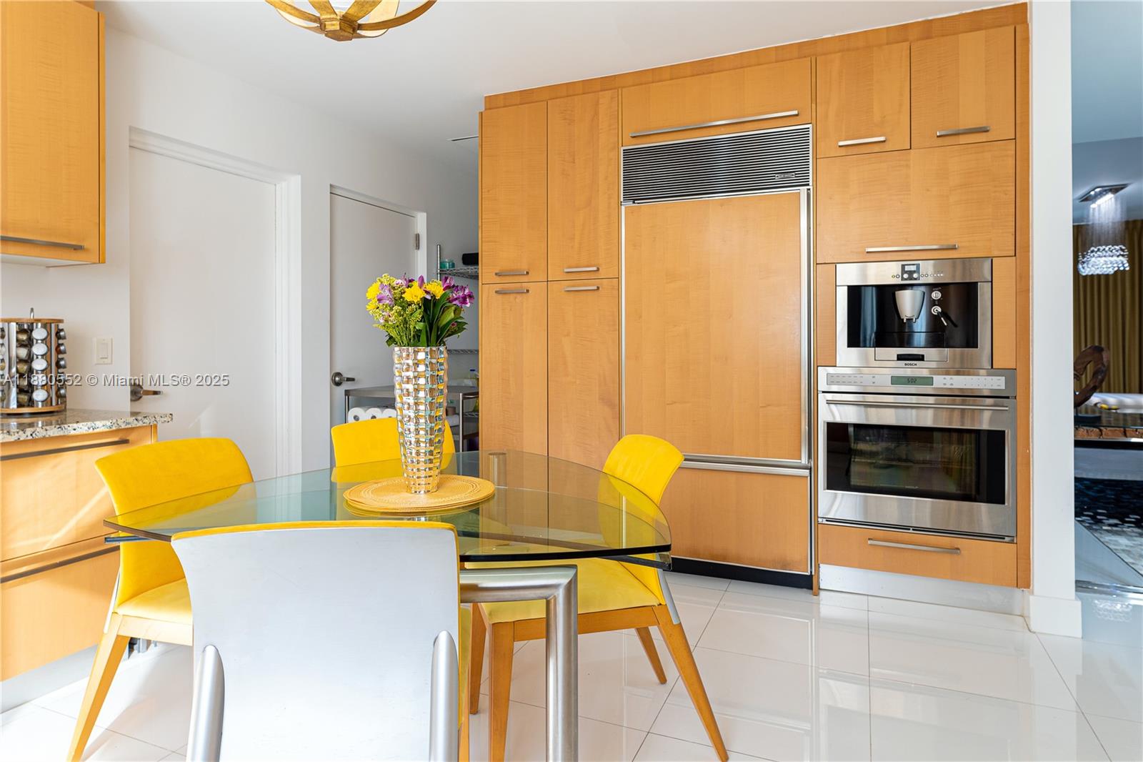 See details 606 3 / 4 2327 sq. ft. $ 2025-09-17 0 Photo