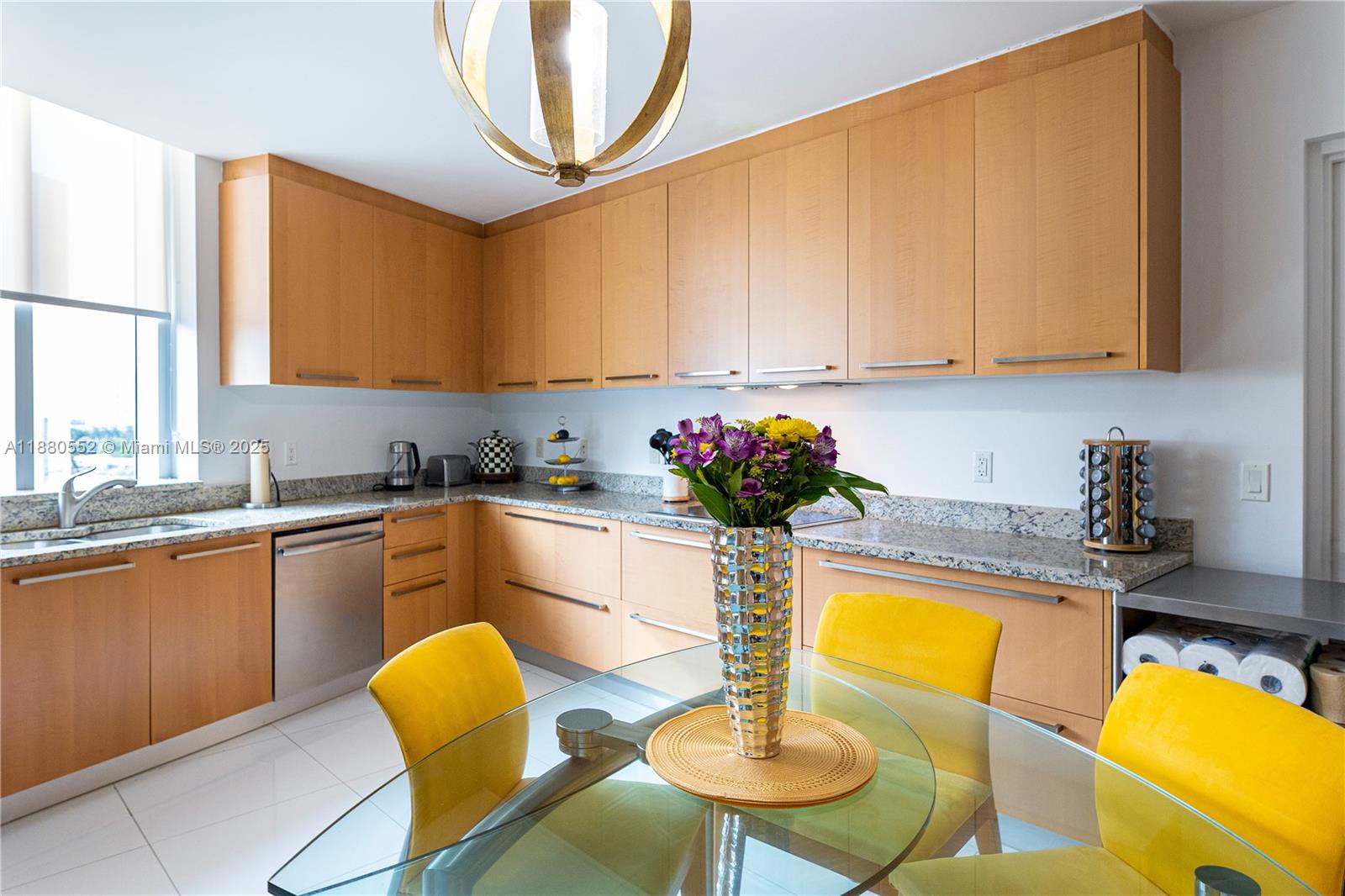 See details 606 3 / 4 2327 sq. ft. $ 2025-09-17 0 Photo