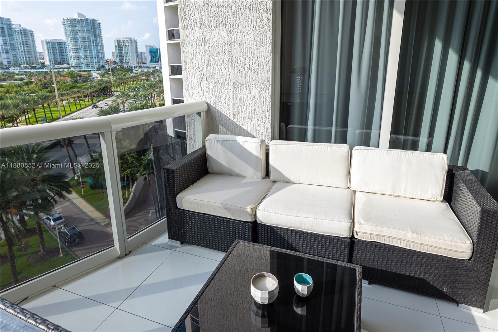See details 606 3 / 4 2327 sq. ft. $ 2025-09-17 0 Photo