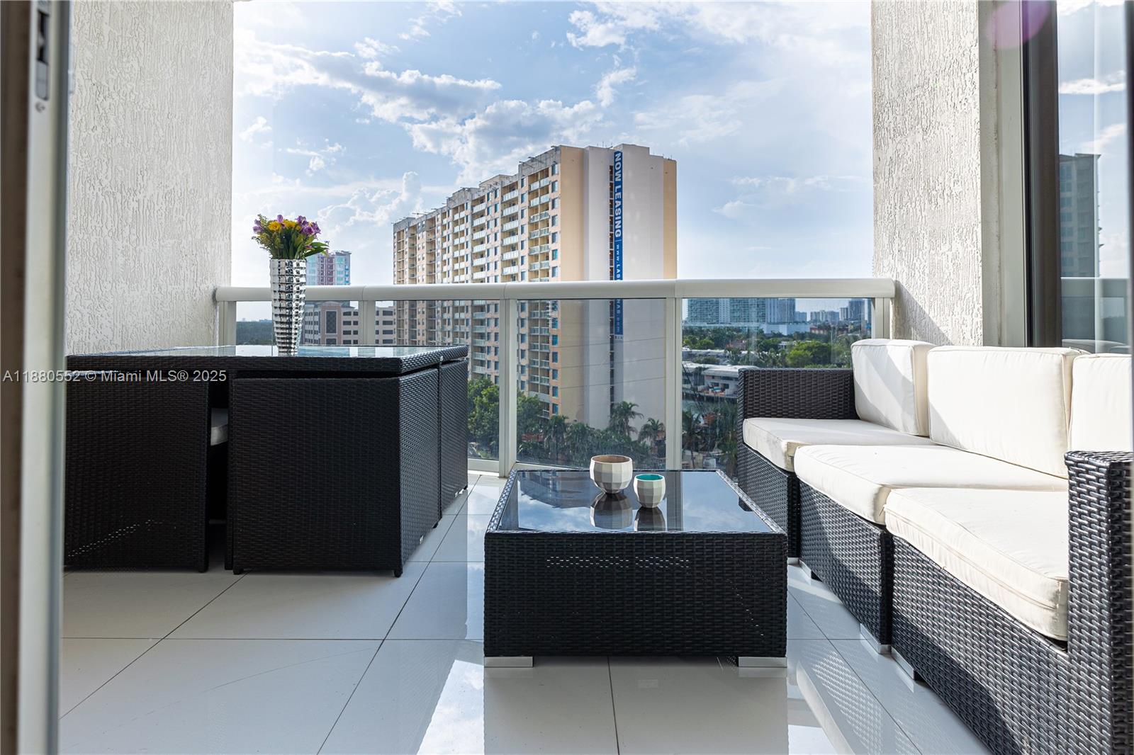 See details 606 3 / 4 2327 sq. ft. $ 2025-09-17 0 Photo