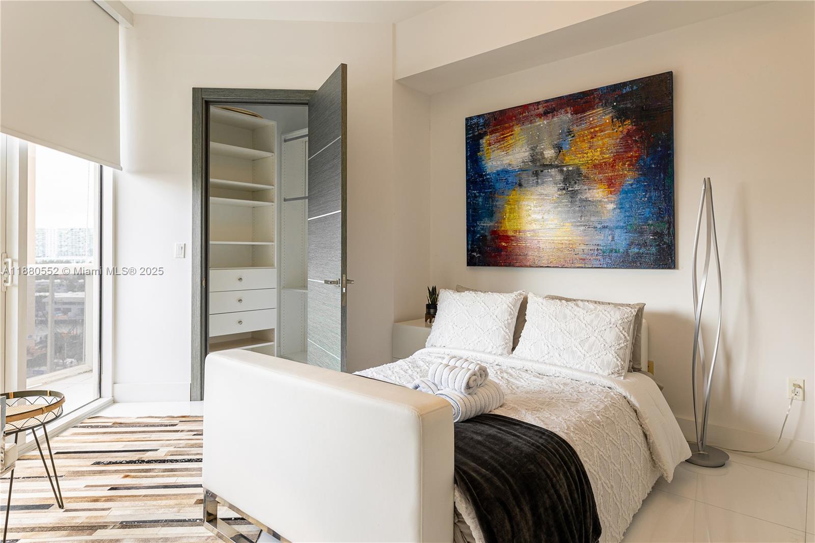 See details 606 3 / 4 2327 sq. ft. $ 2025-09-17 0 Photo