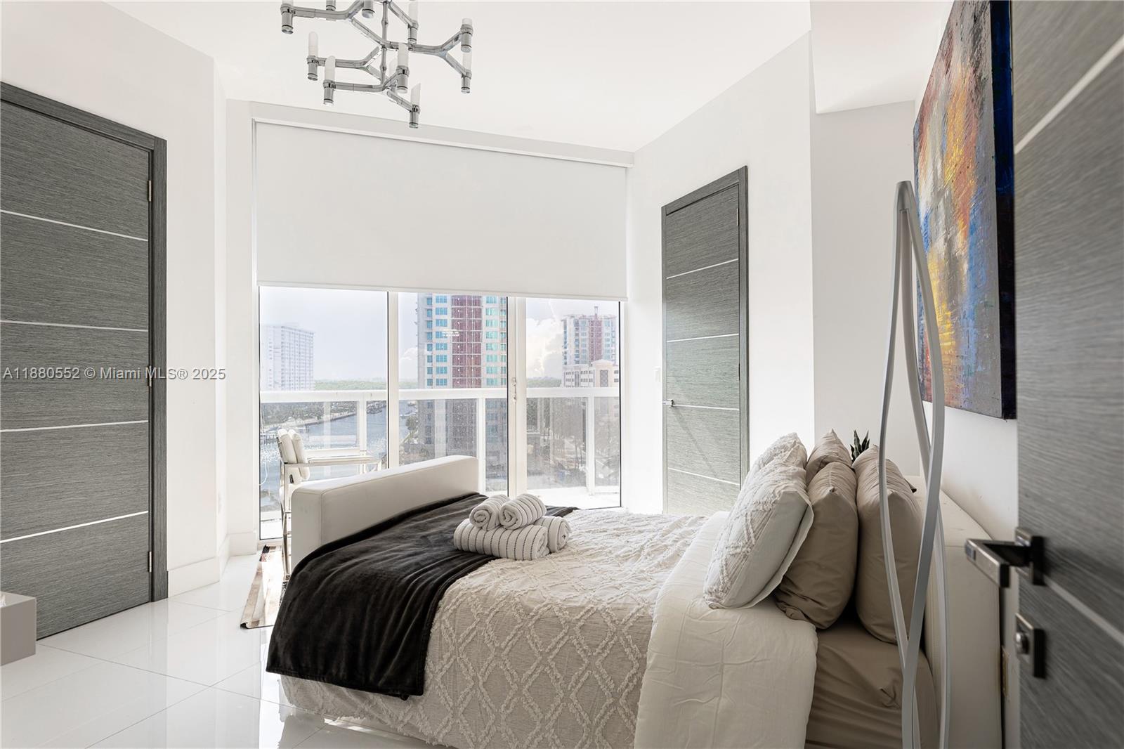 See details 606 3 / 4 2327 sq. ft. $ 2025-09-17 0 Photo