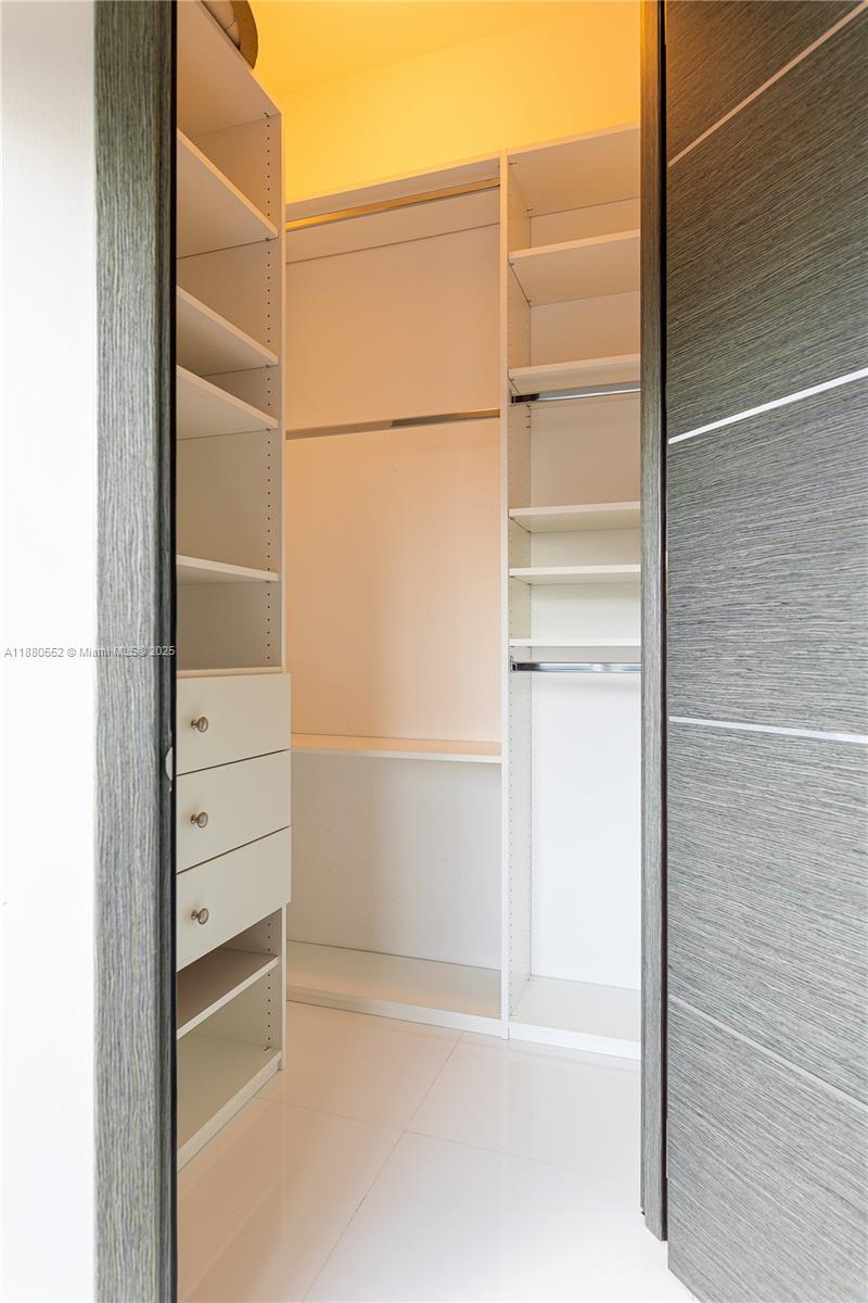 See details 606 3 / 4 2327 sq. ft. $ 2025-09-17 0 Photo