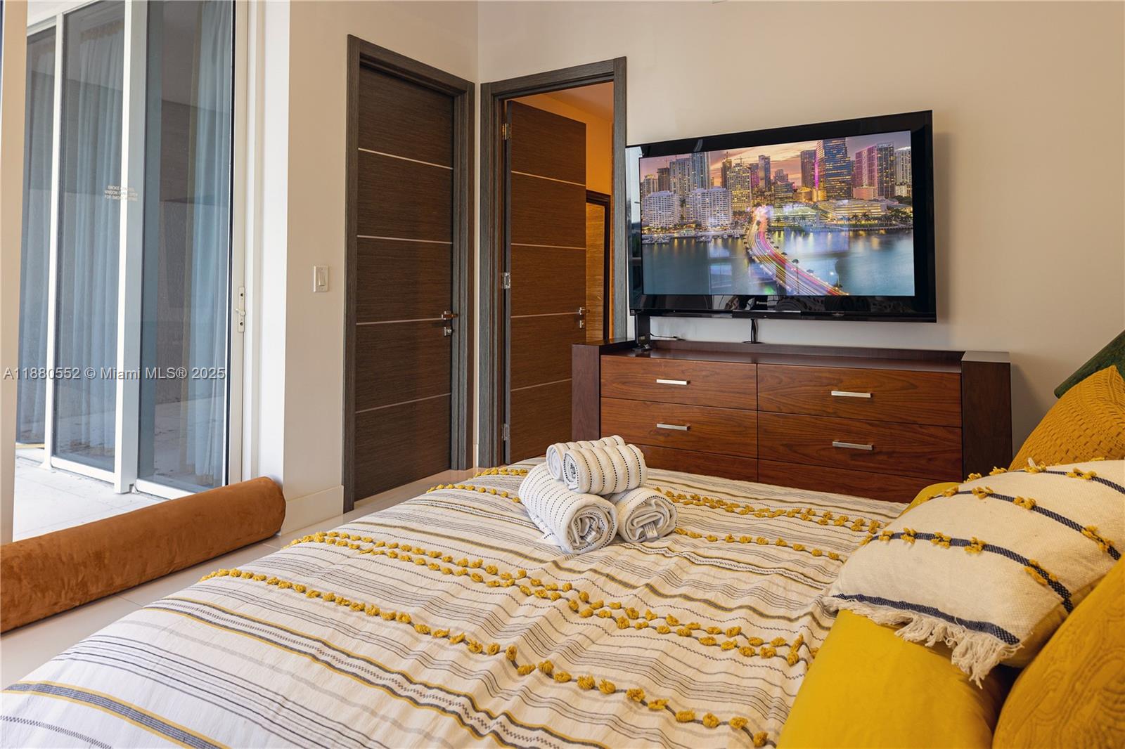 See details 606 3 / 4 2327 sq. ft. $ 2025-09-17 0 Photo
