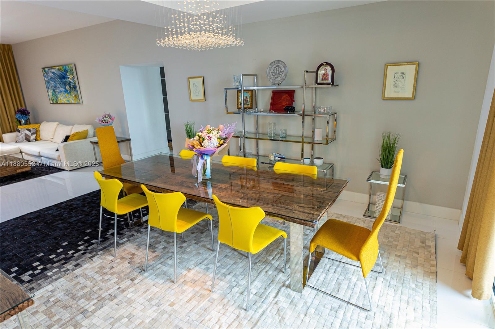 See details 606 3 / 4 2327 sq. ft. $ 2025-09-17 0 Photo