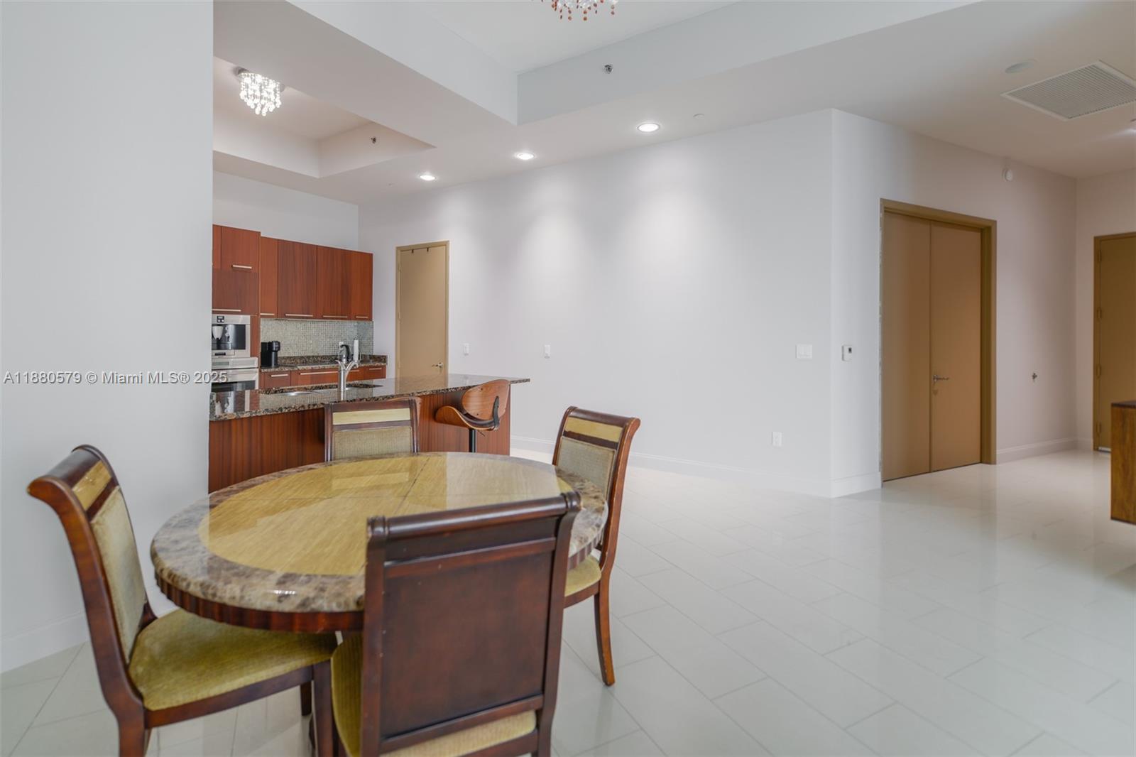 4203 2 / 3 1962 sq. ft. $ 2025-09-17 0 Photo