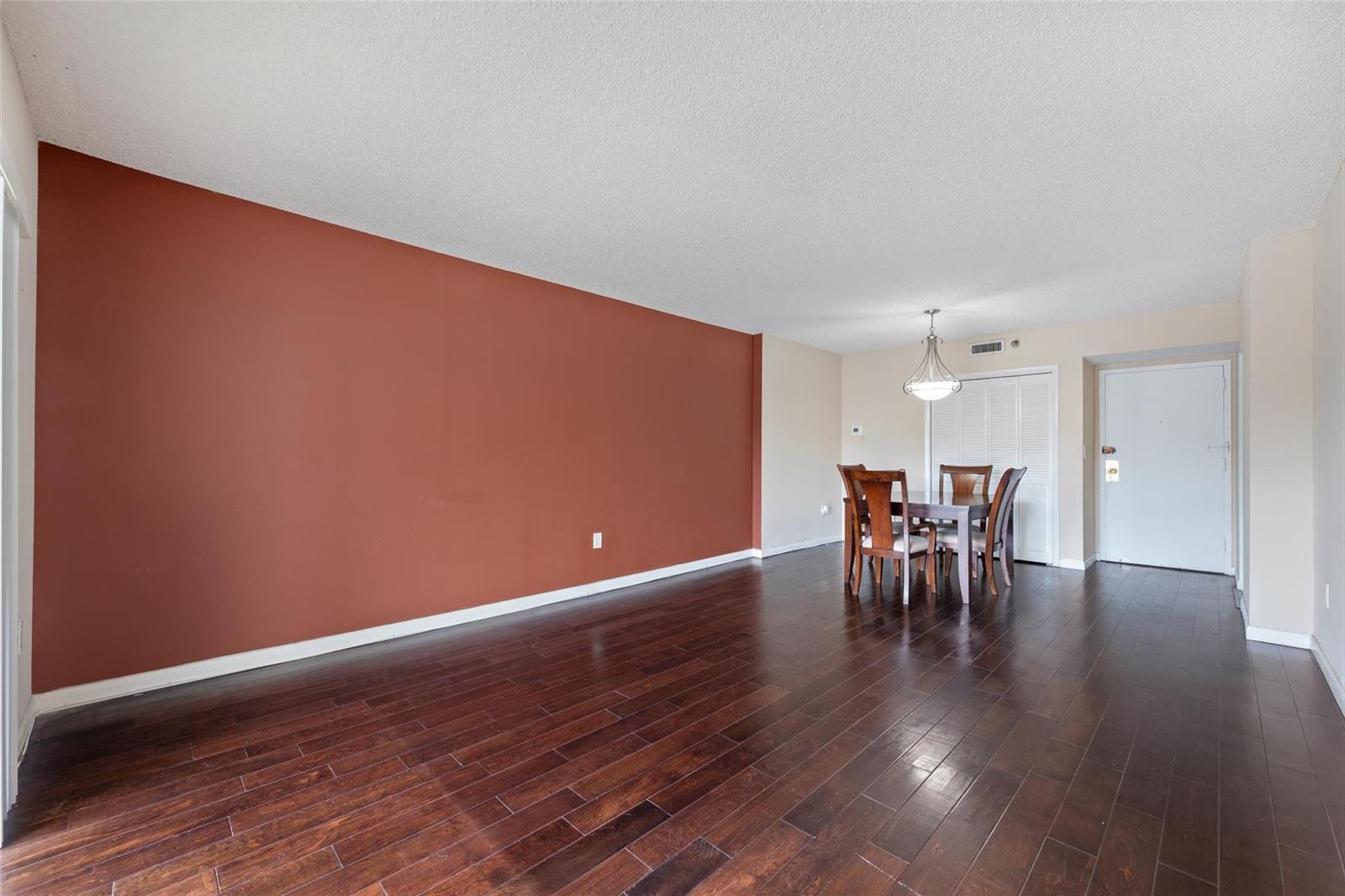 See details 315 1 / 884 sq. ft. $ 2026-06-06 0 Photo