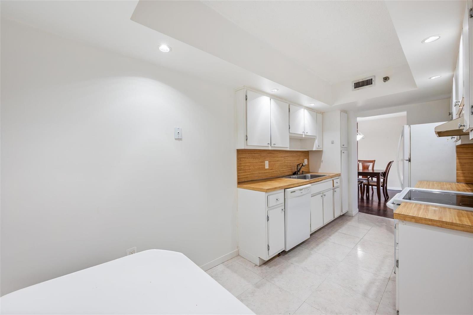 See details 315 1 / 884 sq. ft. $ 2026-06-06 0 Photo