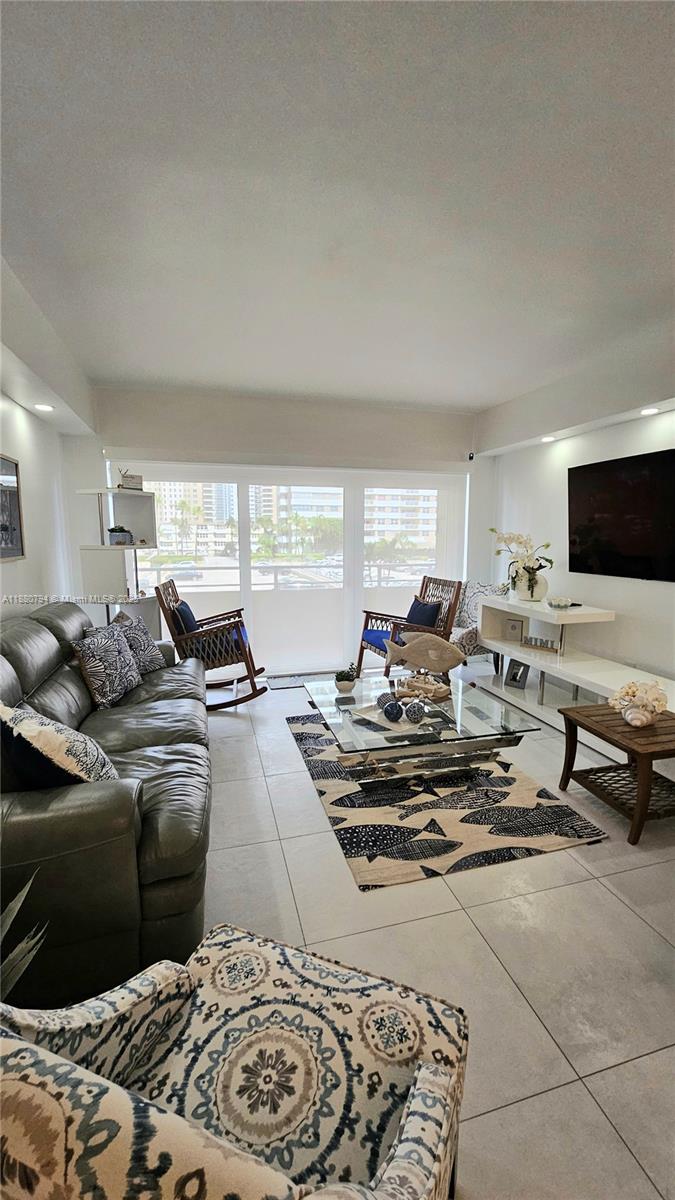 2K 1 / 2 870 sq. ft. $ 2025-09-18 0 Photo