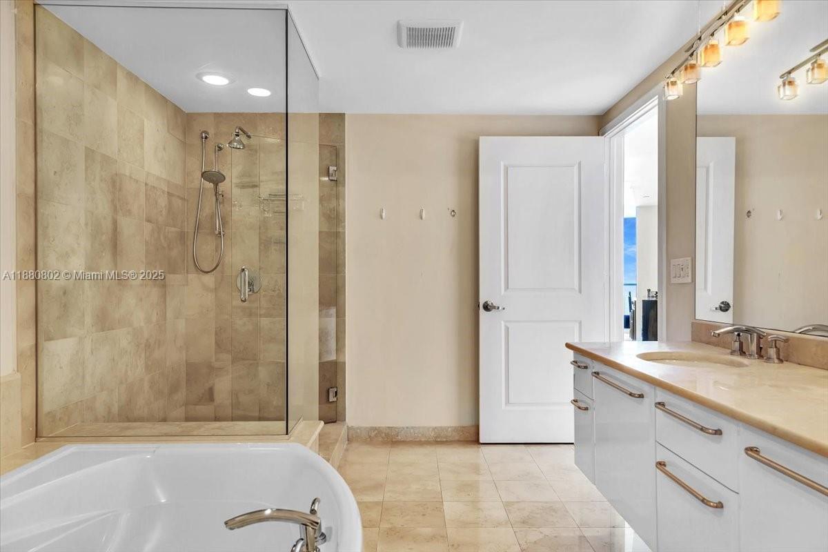 Photo of 3101 Ocean Dr  #2307, Hollywood, Florida, 33019 - 