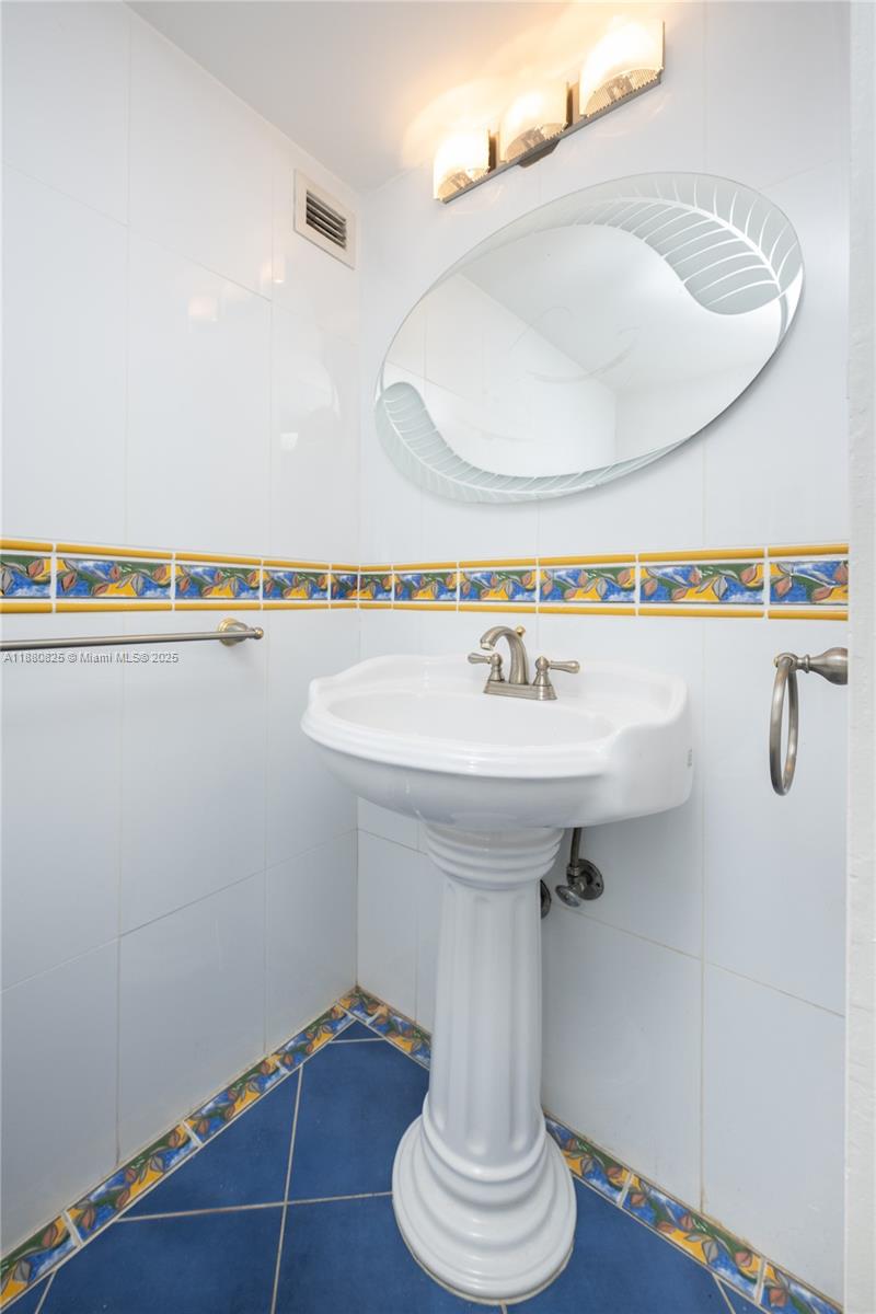 Photo of 2030 Ocean Dr  #227, Hallandale Beach, Florida, 33009 - GUEST BATHROOM