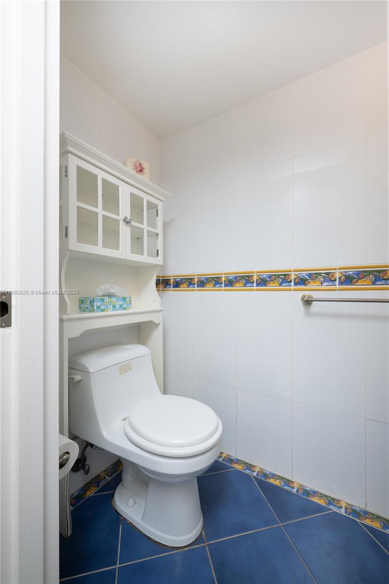 Photo of 2030 Ocean Dr  #227, Hallandale Beach, Florida, 33009 - GUEST BATHROOM
