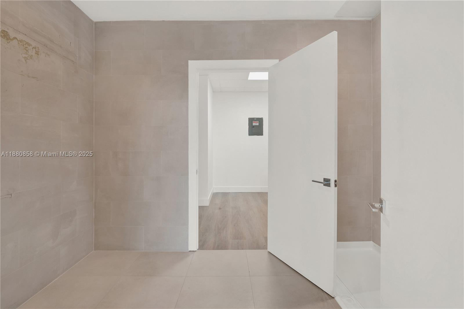 See details 1005 / sq. ft. $ 2025-09-18 0 Photo