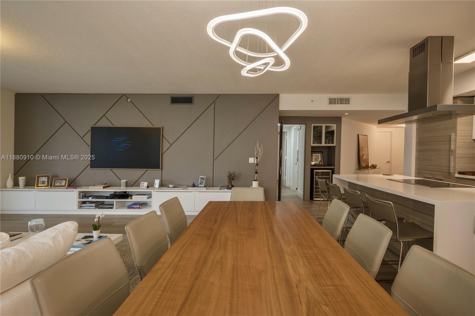 See details 4-1802 3 / 4 1892 sq. ft. $ 2025-09-18 0 Photo