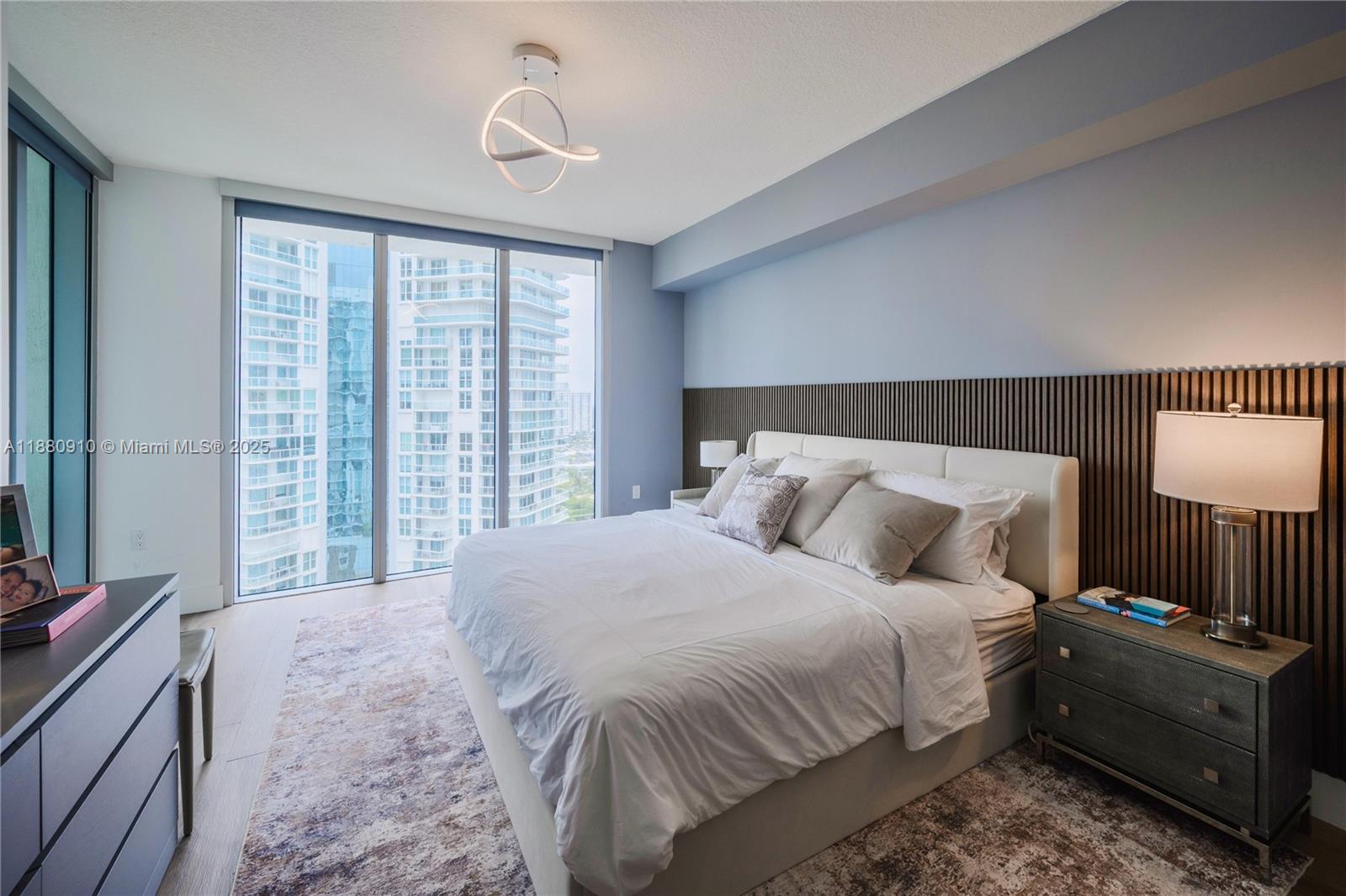 See details 4-1802 3 / 4 1892 sq. ft. $ 2025-09-18 0 Photo