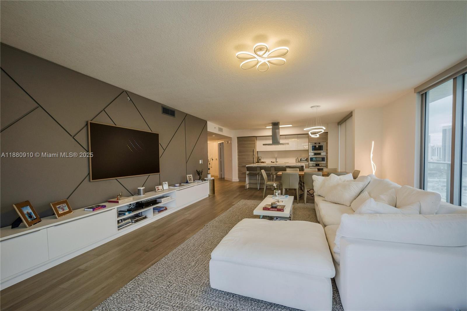 See details 4-1802 3 / 4 1892 sq. ft. $ 2025-09-18 0 Photo