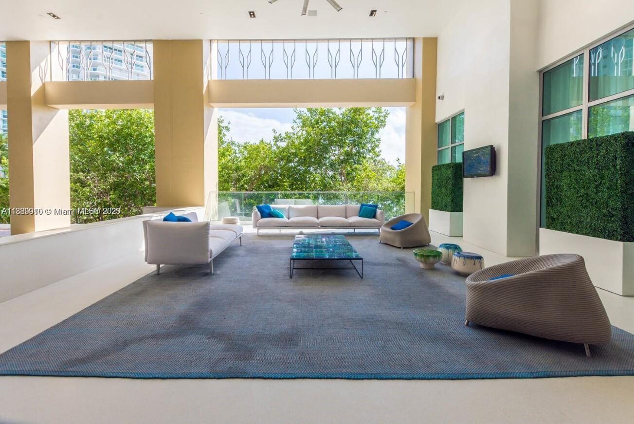 See details 4-1802 3 / 4 1892 sq. ft. $ 2025-09-18 0 Photo