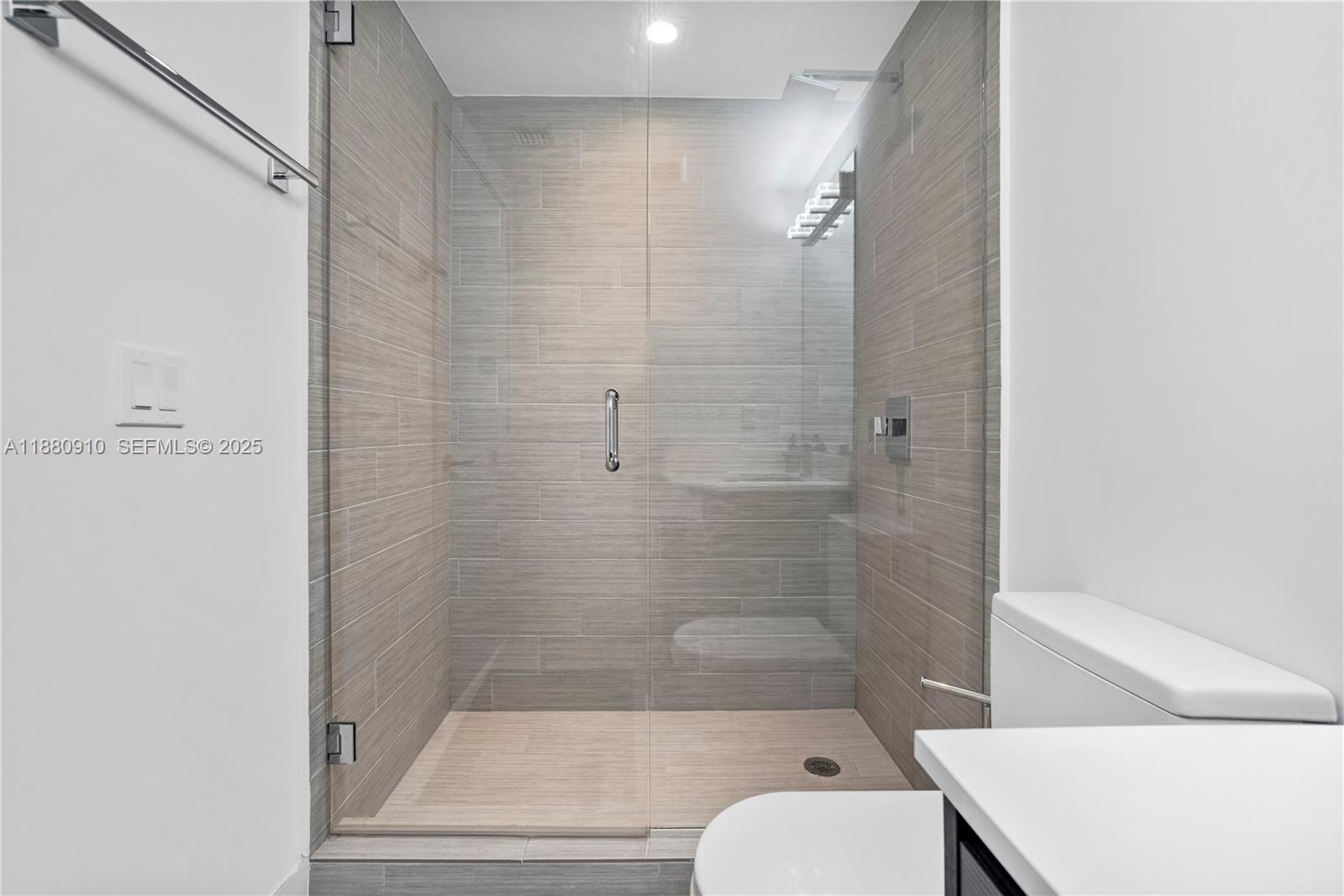 See details 4-1802 3 / 4 1892 sq. ft. $ 2025-09-18 0 Photo