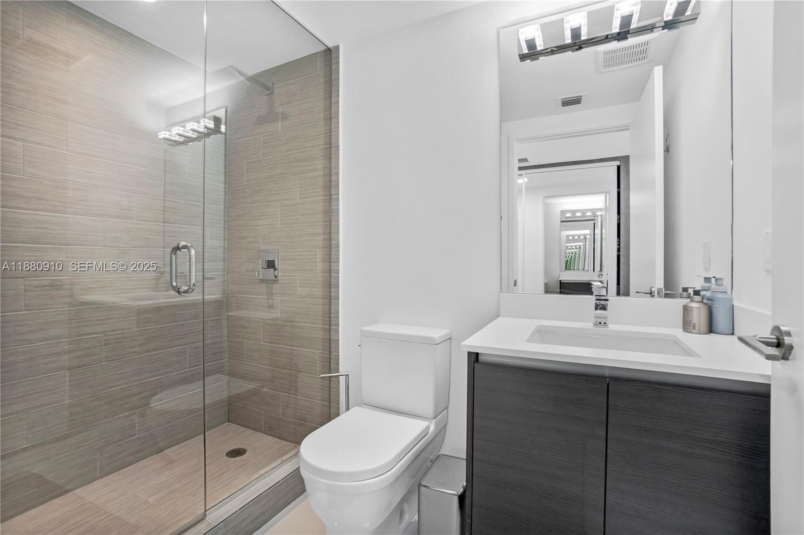 See details 4-1802 3 / 4 1892 sq. ft. $ 2025-09-18 0 Photo