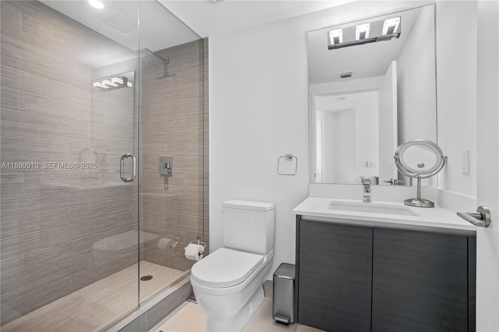 See details 4-1802 3 / 4 1892 sq. ft. $ 2025-09-18 0 Photo