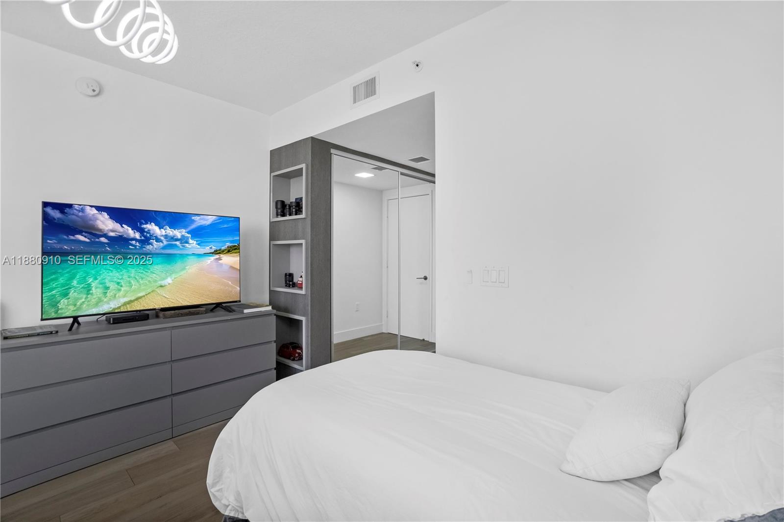 See details 4-1802 3 / 4 1892 sq. ft. $ 2025-09-18 0 Photo