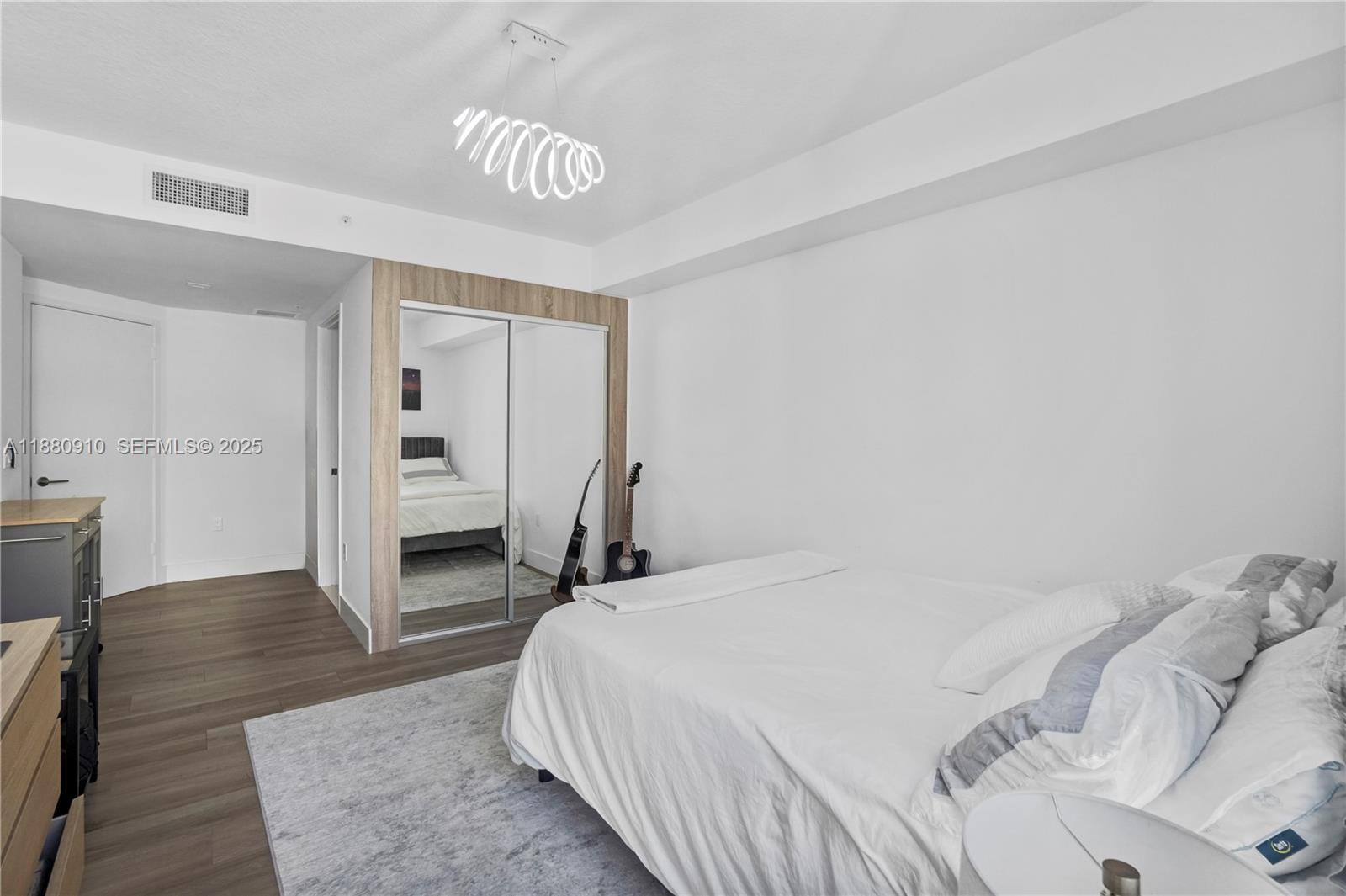 See details 4-1802 3 / 4 1892 sq. ft. $ 2025-09-18 0 Photo