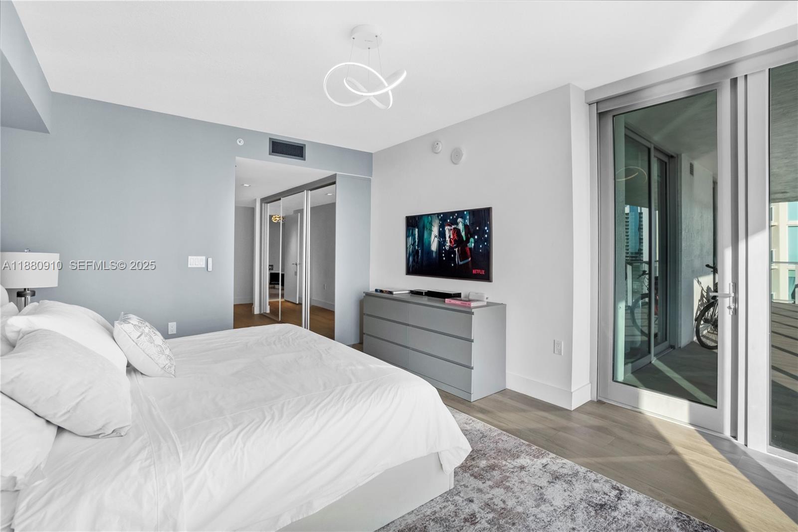 See details 4-1802 3 / 4 1892 sq. ft. $ 2025-09-18 0 Photo