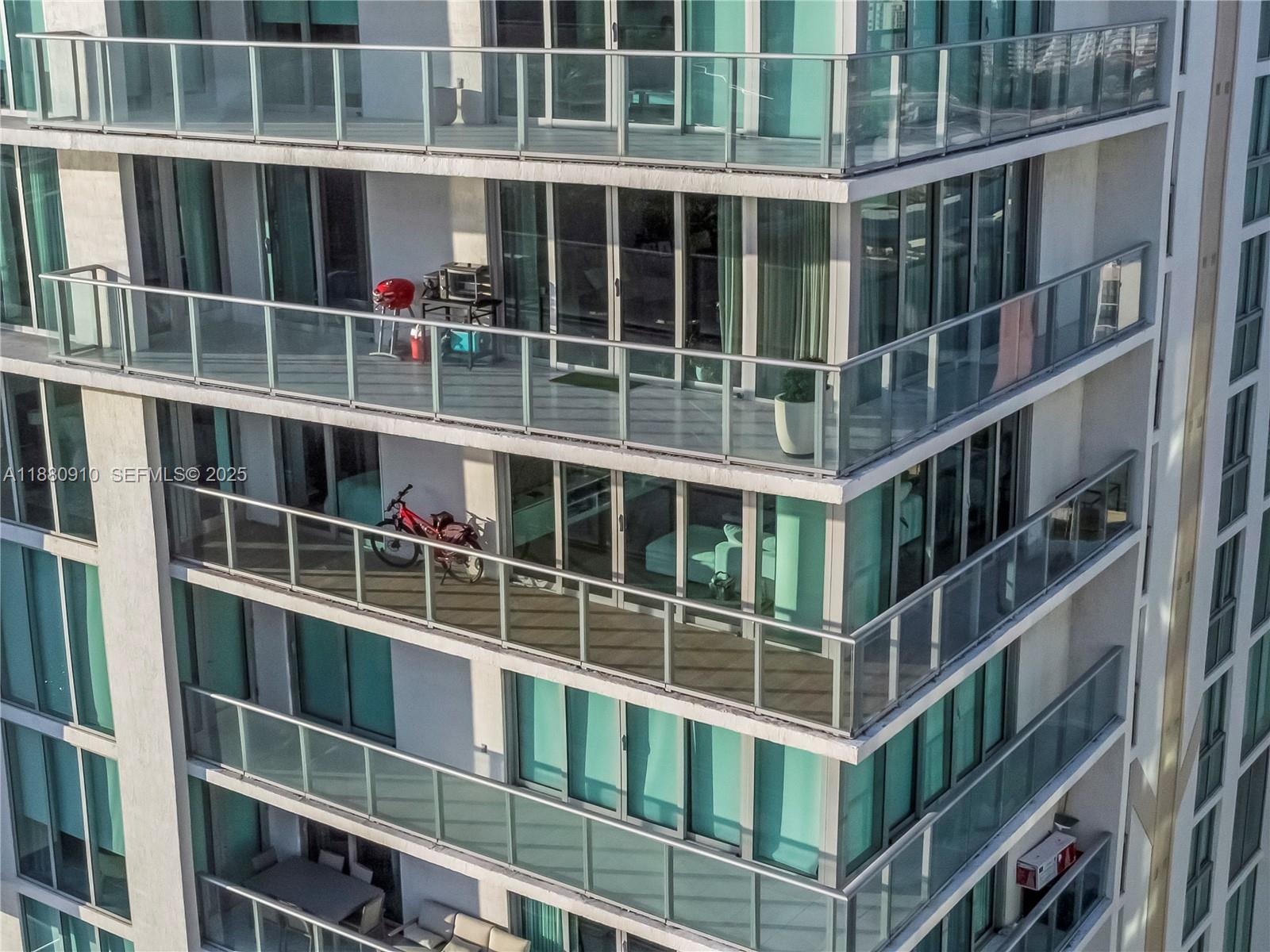 See details 4-1802 3 / 4 1892 sq. ft. $ 2025-09-18 0 Photo