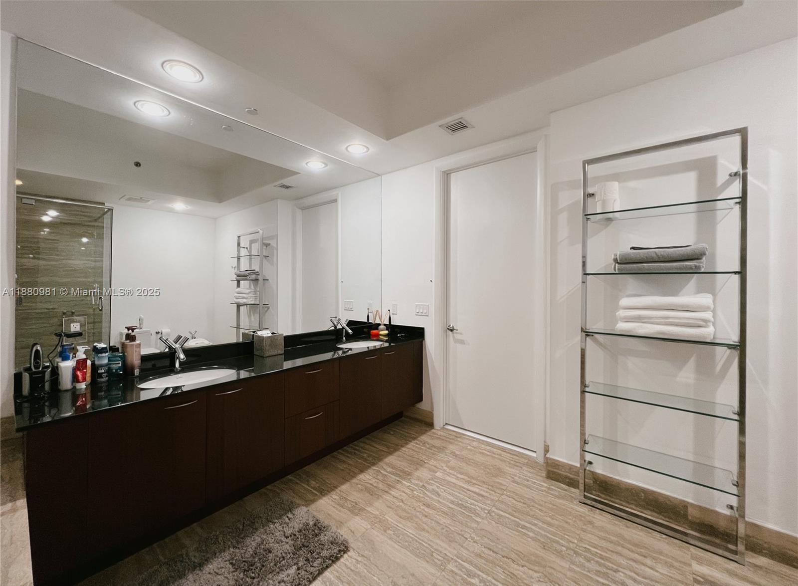 Ver detalles 507 2 / 3 2084 sq. ft. $ 2025-09-18 0 foto
