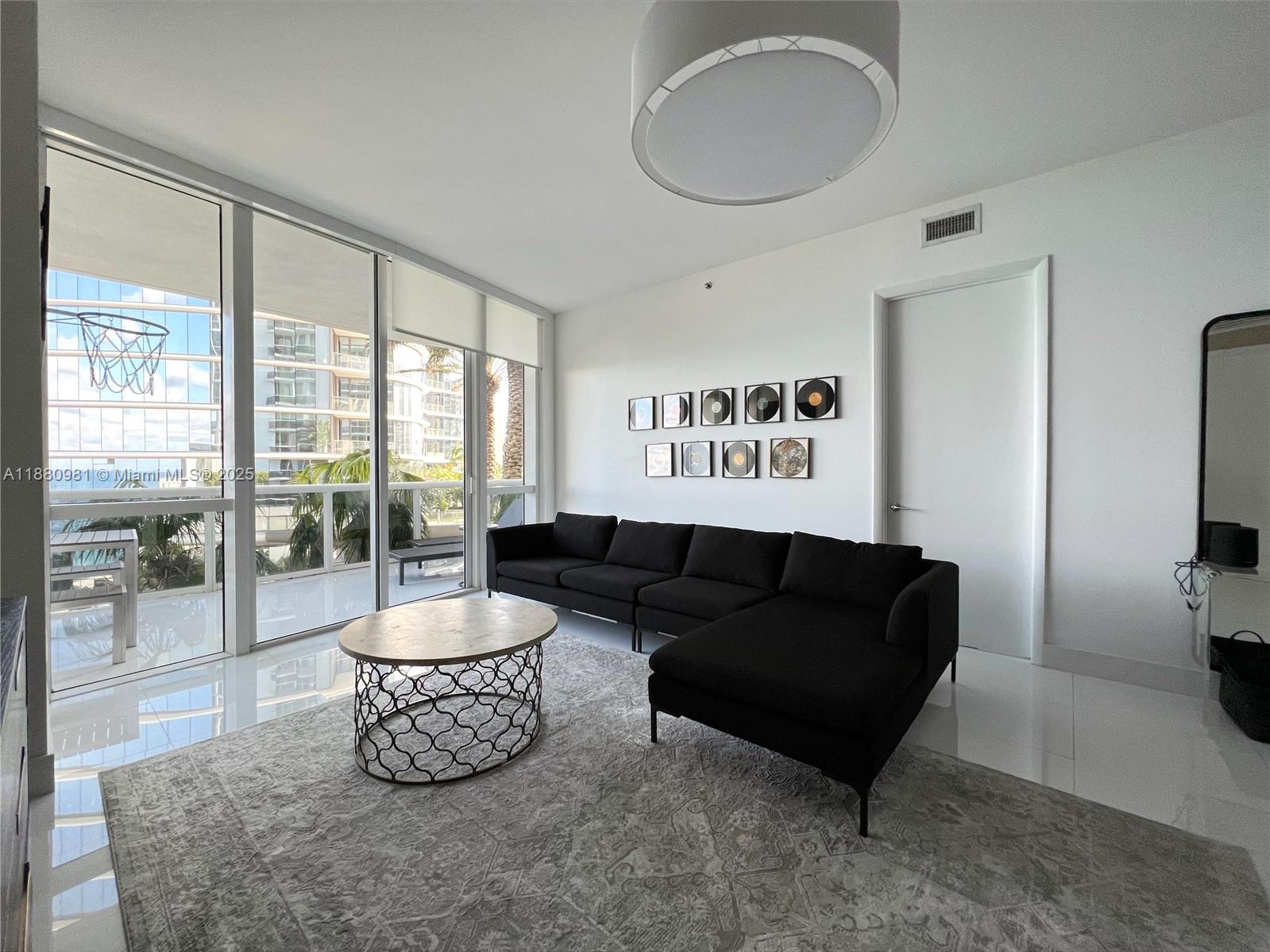 Ver detalles 507 2 / 3 2084 sq. ft. $ 2025-09-18 0 foto
