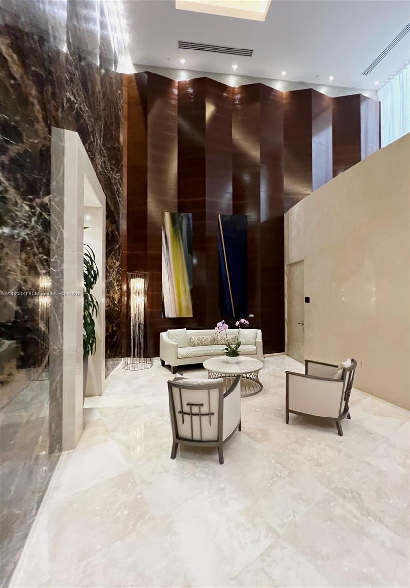 Ver detalles 507 2 / 3 2084 sq. ft. $ 2025-09-18 0 foto