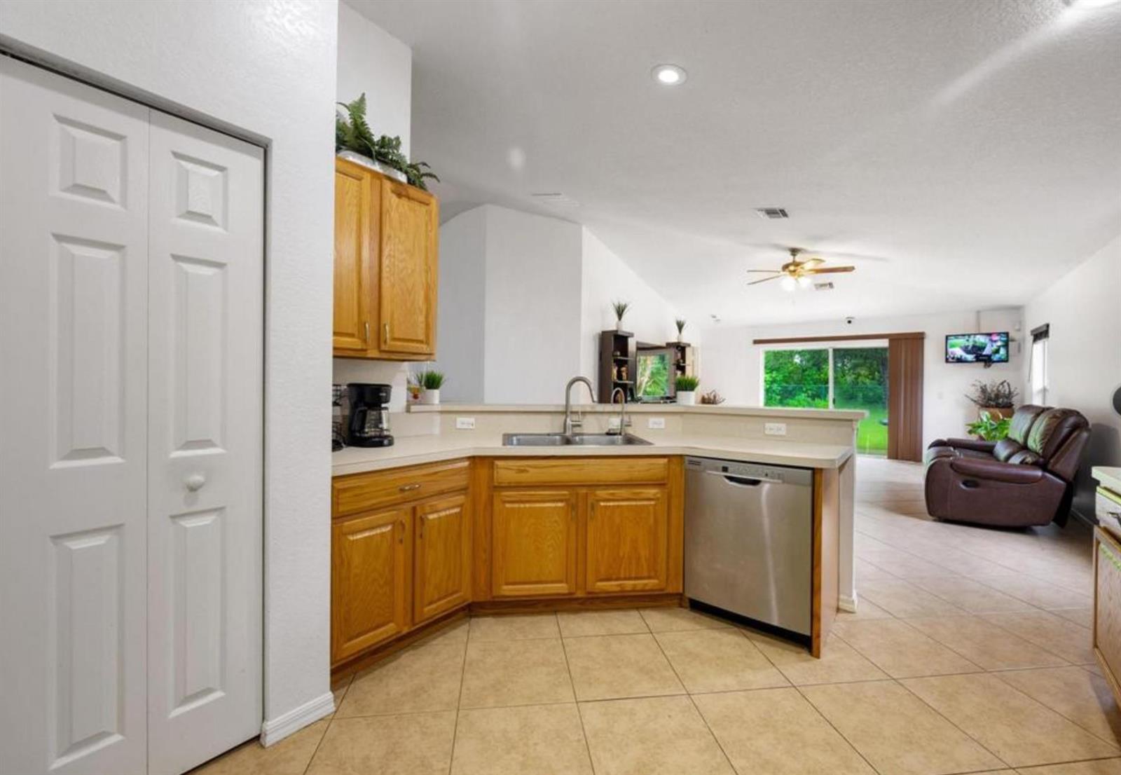 296 3 / 2 1798 sq. ft. $ 2026-01-08 0 foto