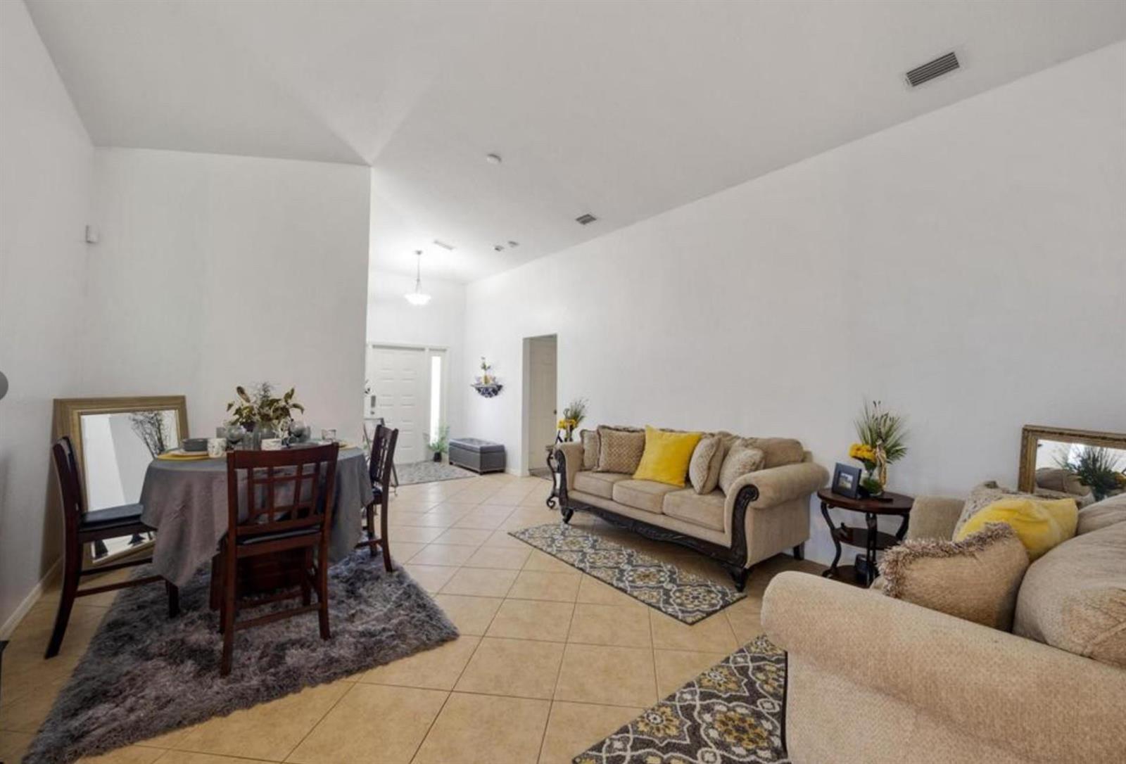 296 3 / 2 1798 sq. ft. $ 2026-01-08 0 foto