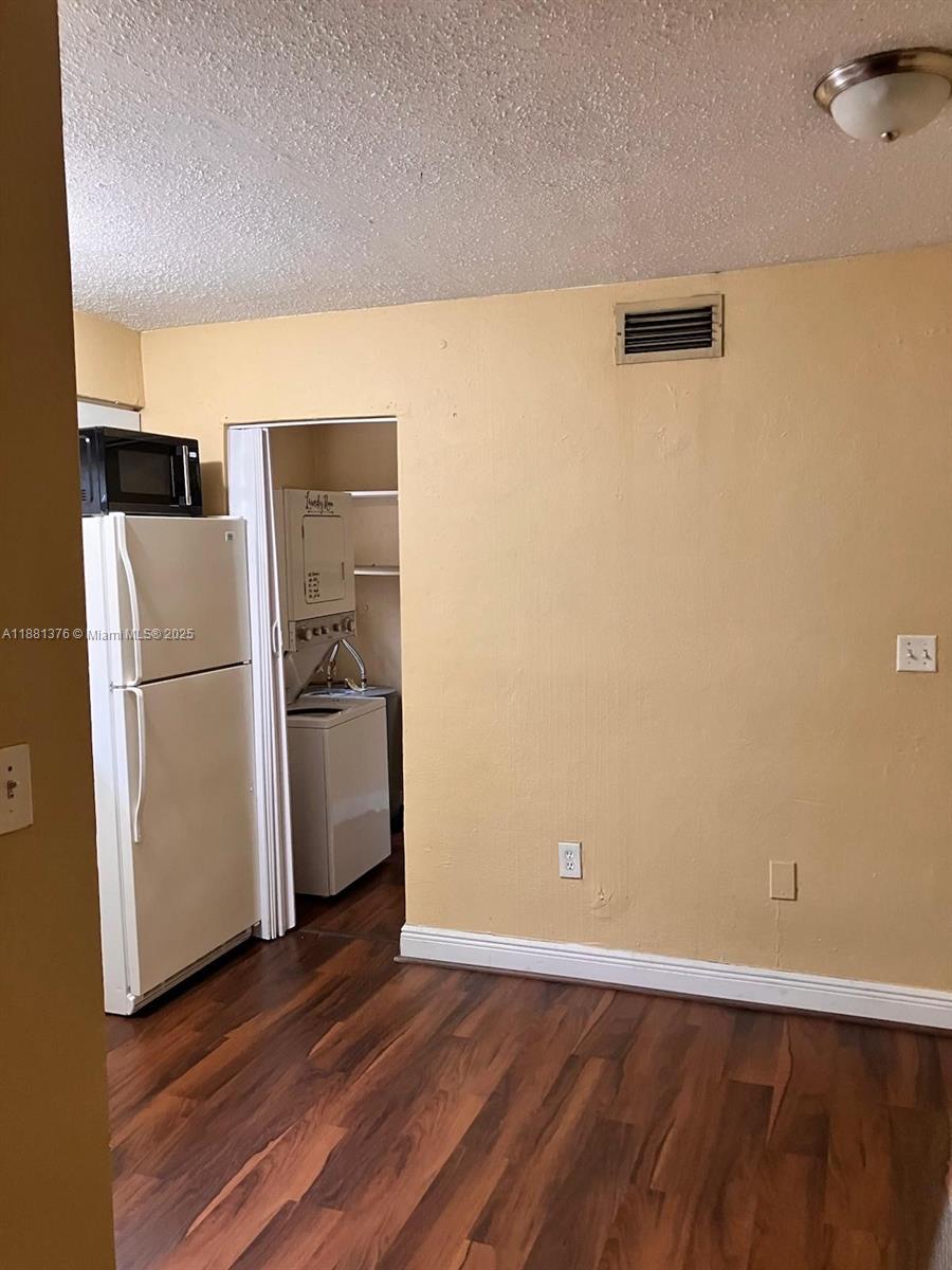 See details / 4421 sq. ft. $ 2025-09-18 0 Photo