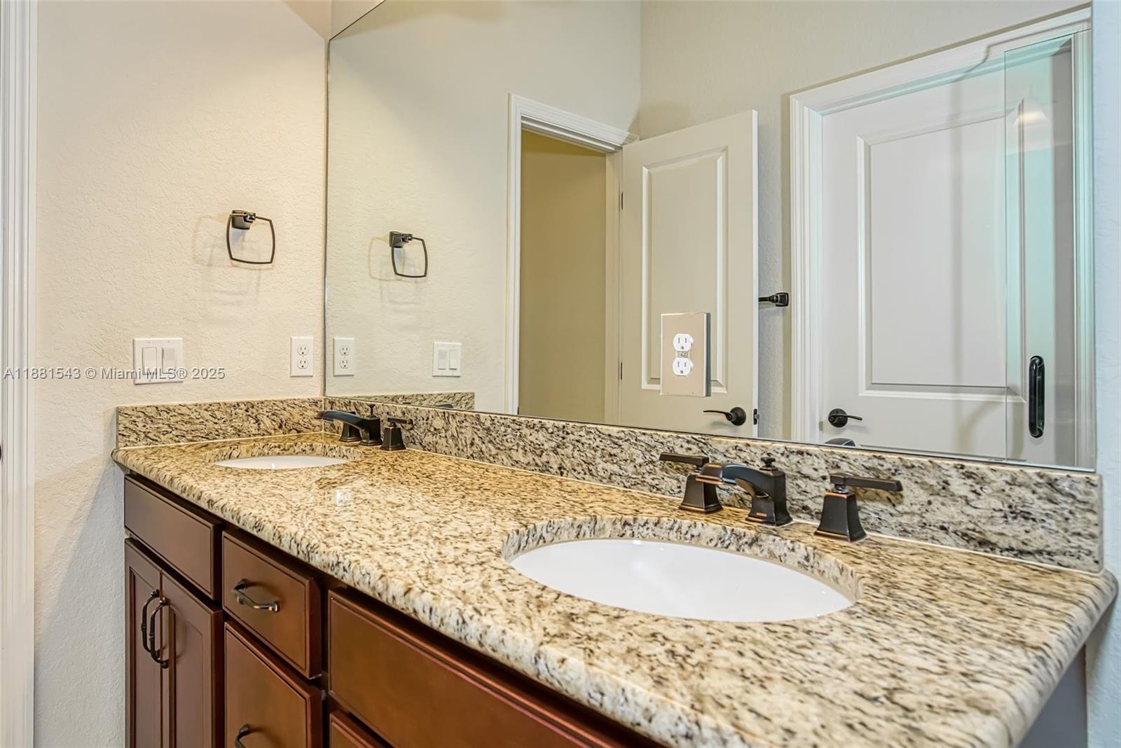 5060 3 / 3 1421 sq. ft. $ 2025-09-19 0 Photo