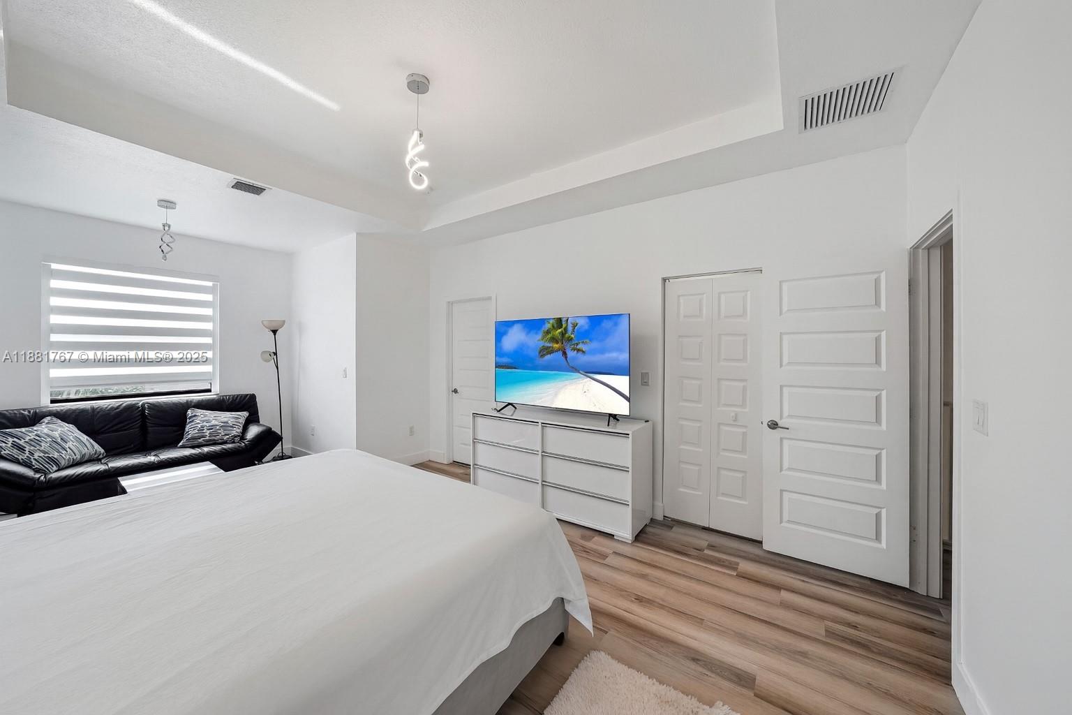 15809 3 / 3 1838 sq. ft. $ 2025-09-19 0 Photo