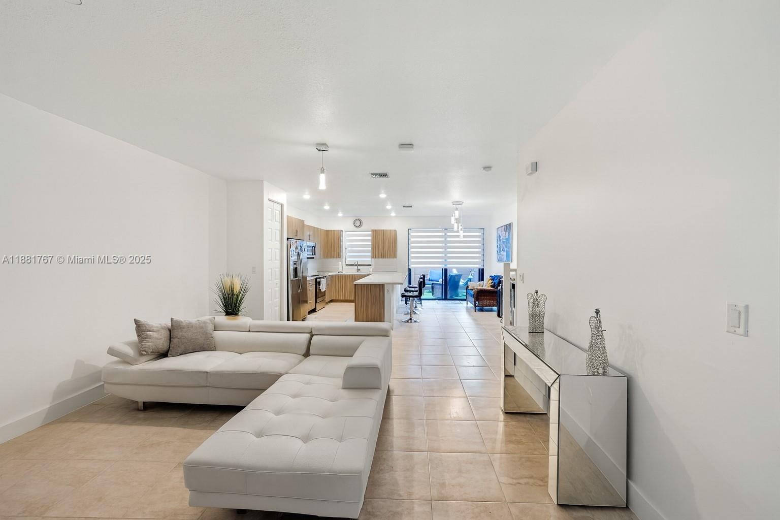 15809 3 / 3 1838 sq. ft. $ 2025-09-19 0 Photo