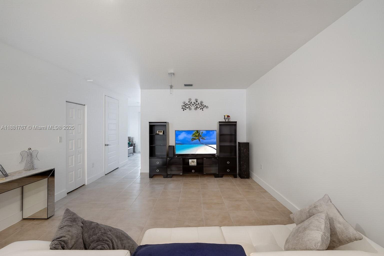 15809 3 / 3 1838 sq. ft. $ 2025-09-19 0 Photo