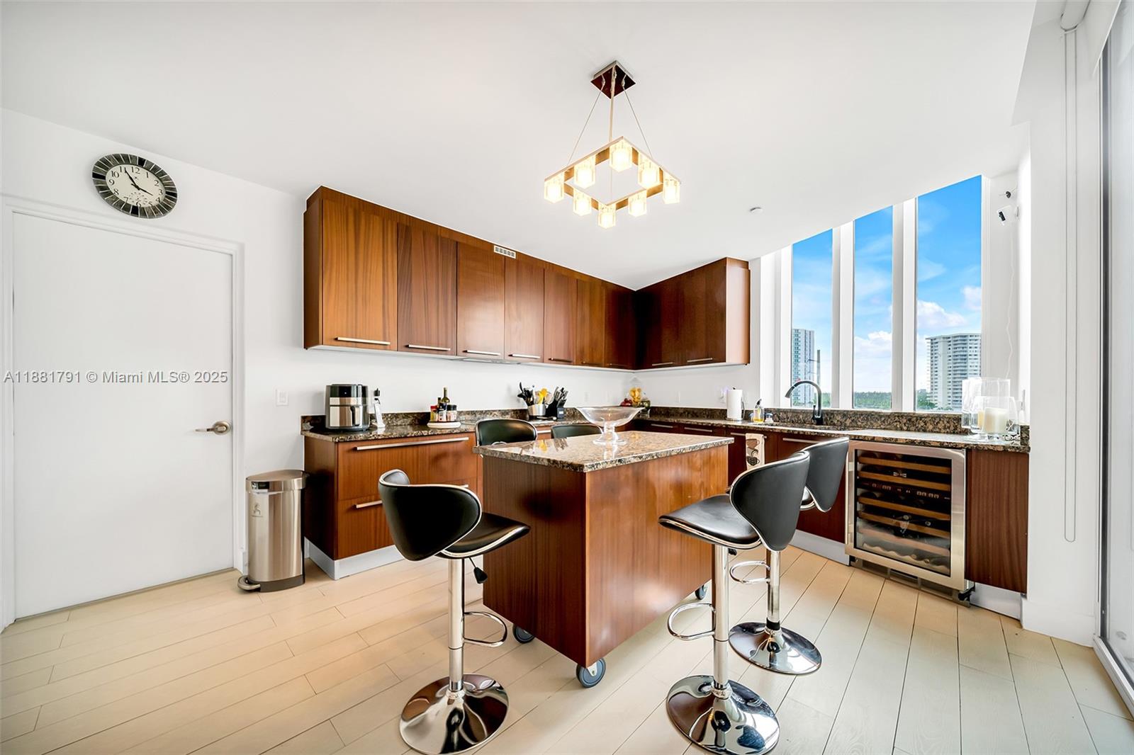 404 2 / 4 2354 sq. ft. $ 2025-09-19 0 Photo