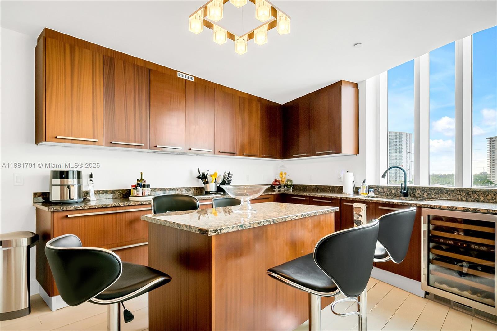 404 2 / 4 2354 sq. ft. $ 2025-09-19 0 Photo