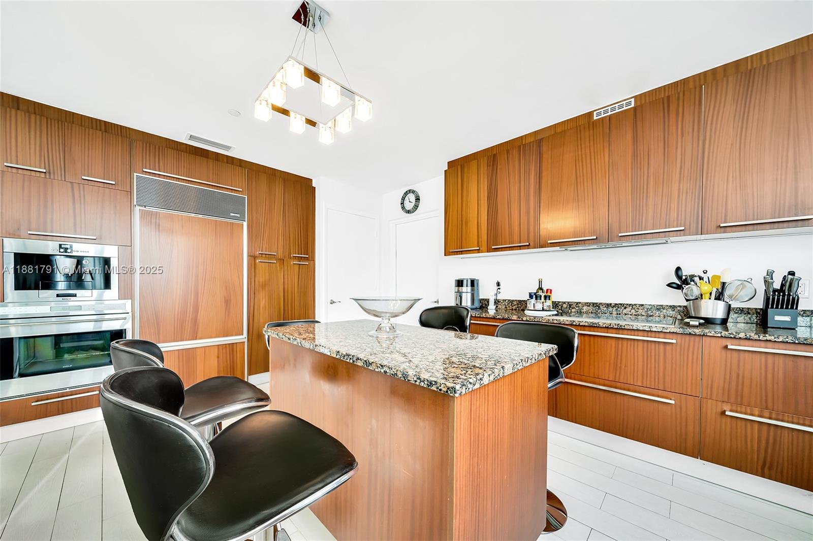 404 2 / 4 2354 sq. ft. $ 2025-09-19 0 Photo