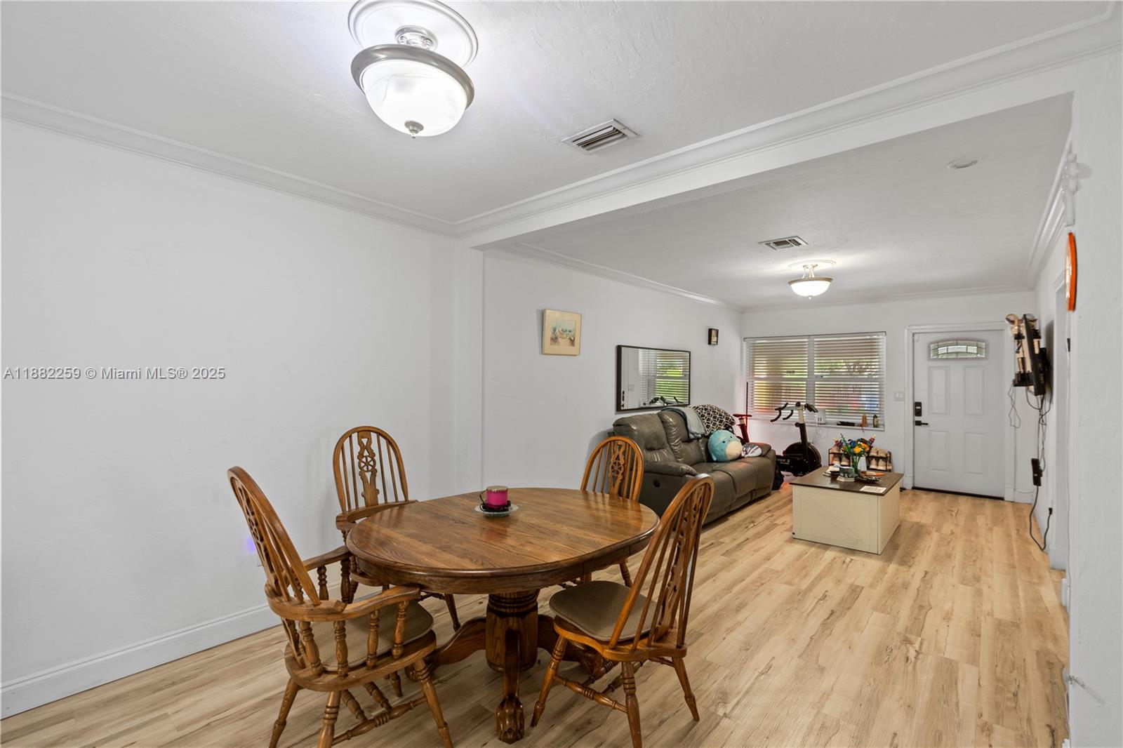 See details / 1957 sq. ft. $ 2025-09-20 0 Photo