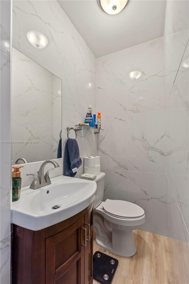 See details / 1957 sq. ft. $ 2025-09-20 0 Photo