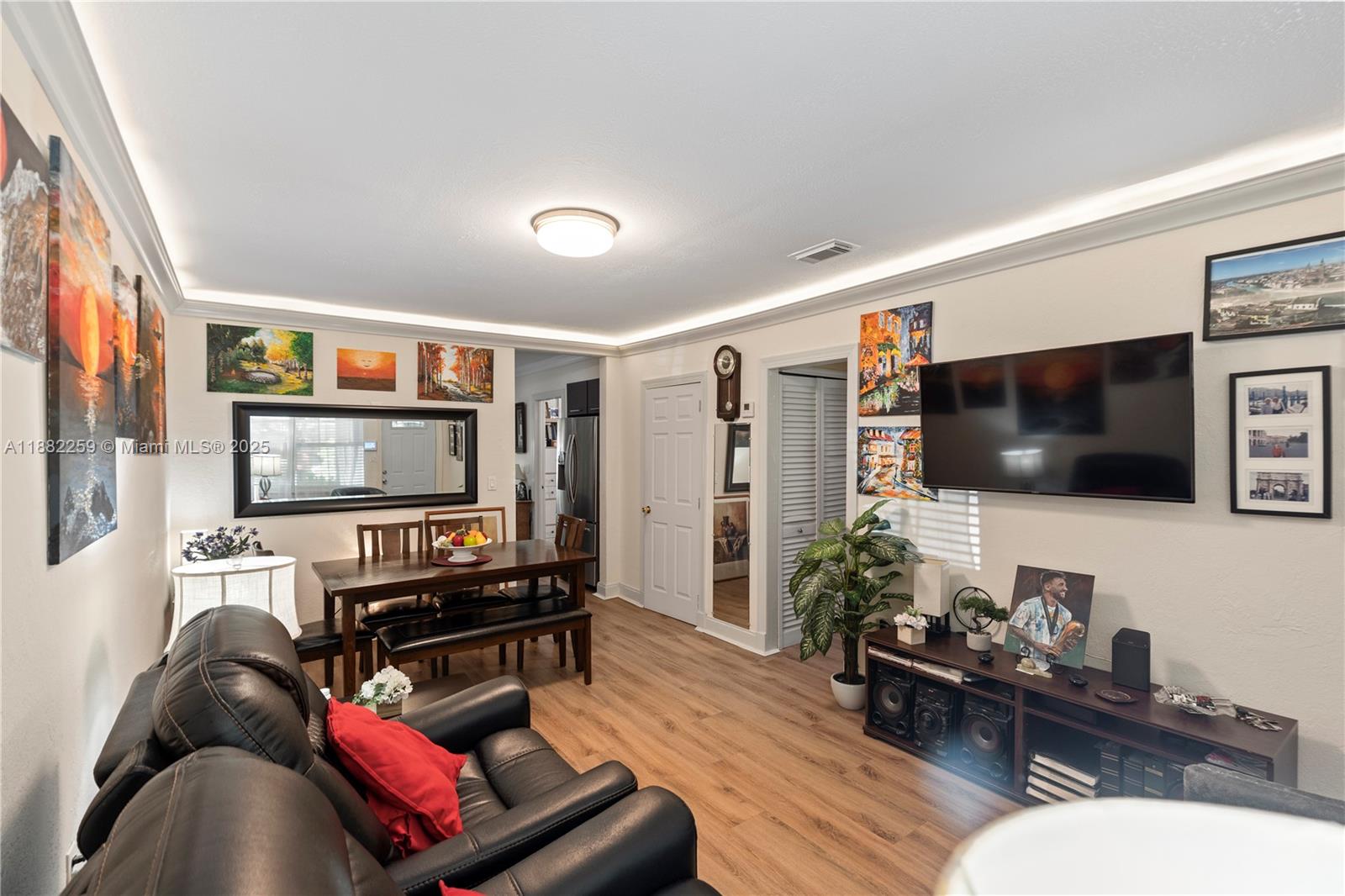 See details / 1957 sq. ft. $ 2025-09-20 0 Photo