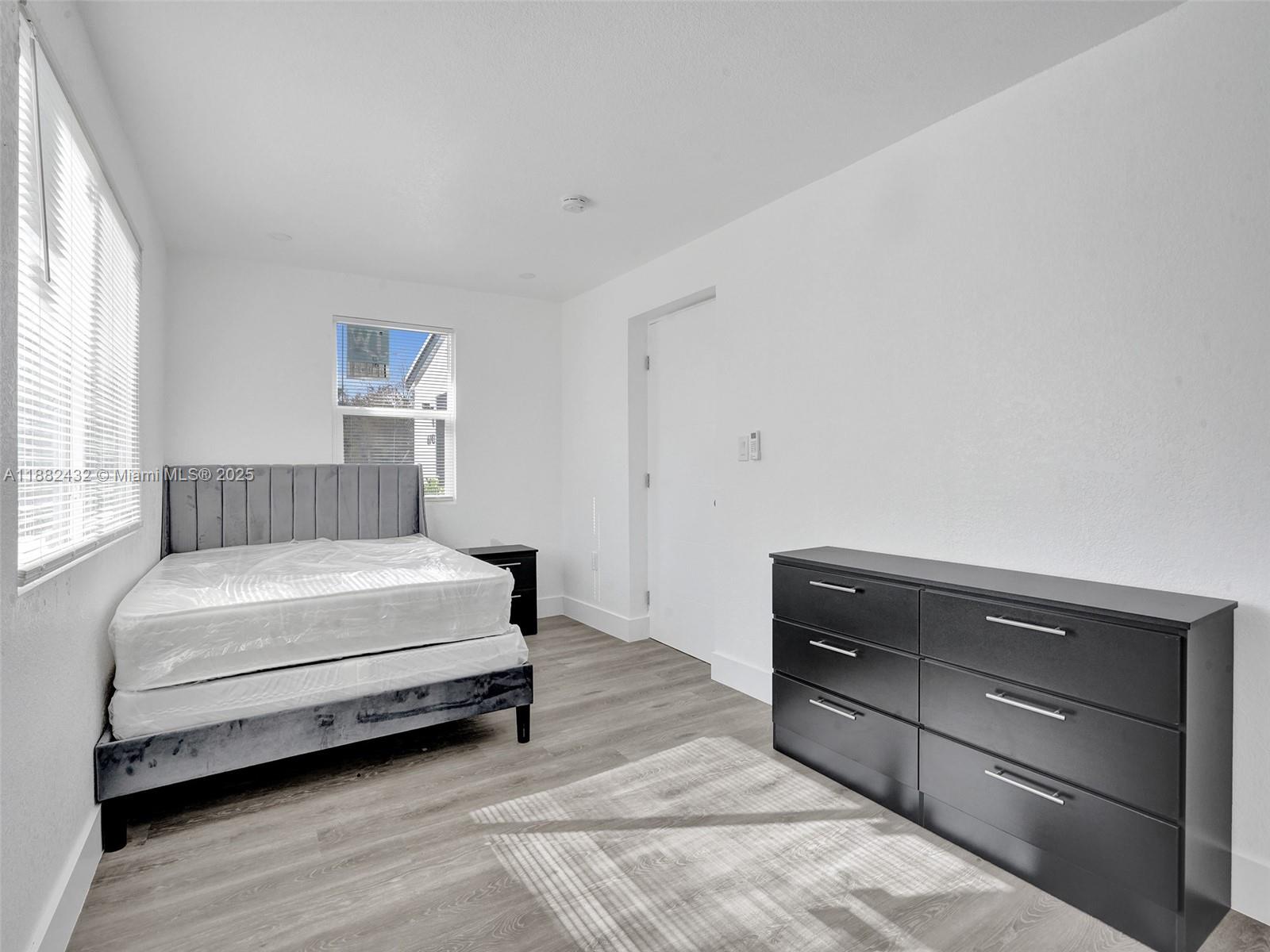 See details 6143 4 / 3 1415 sq. ft. $ 2025-09-21 0 Photo