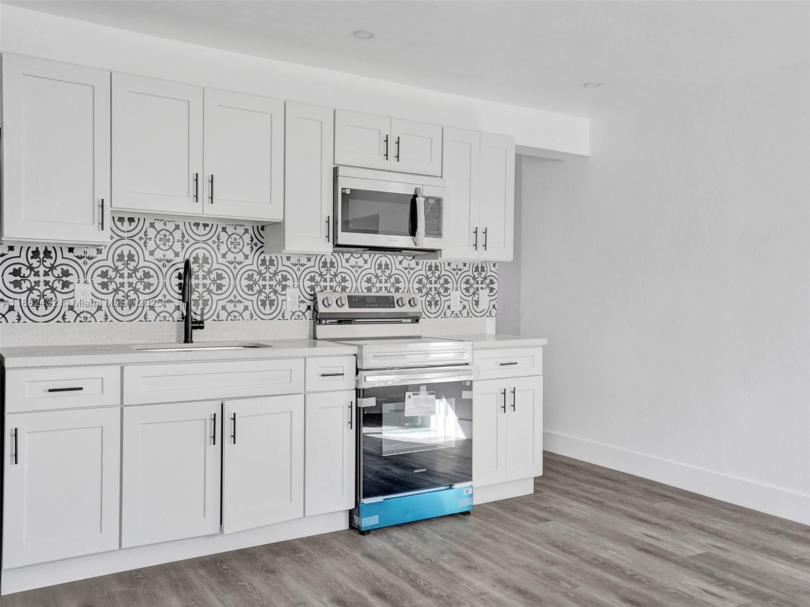 See details 6143 4 / 3 1415 sq. ft. $ 2025-09-21 0 Photo