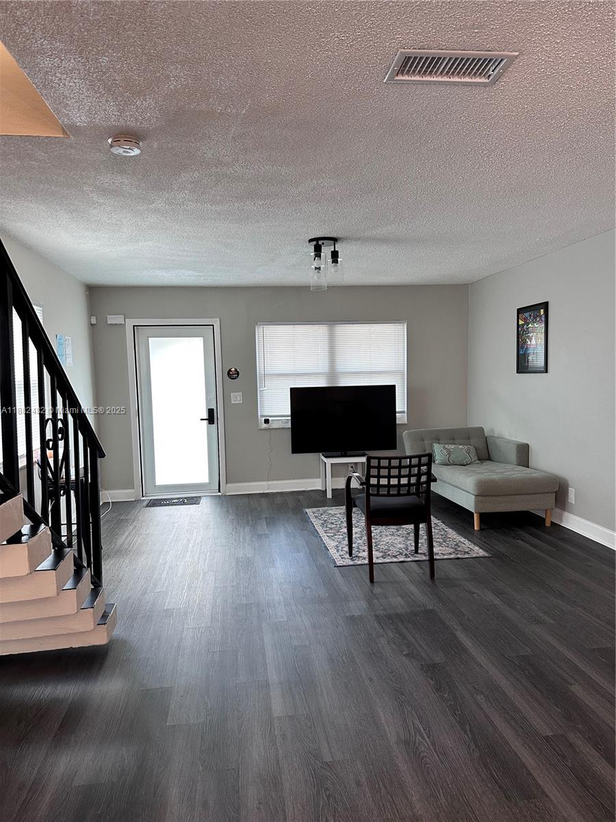 See details / 3397 sq. ft. $ 2025-09-22 0 Photo