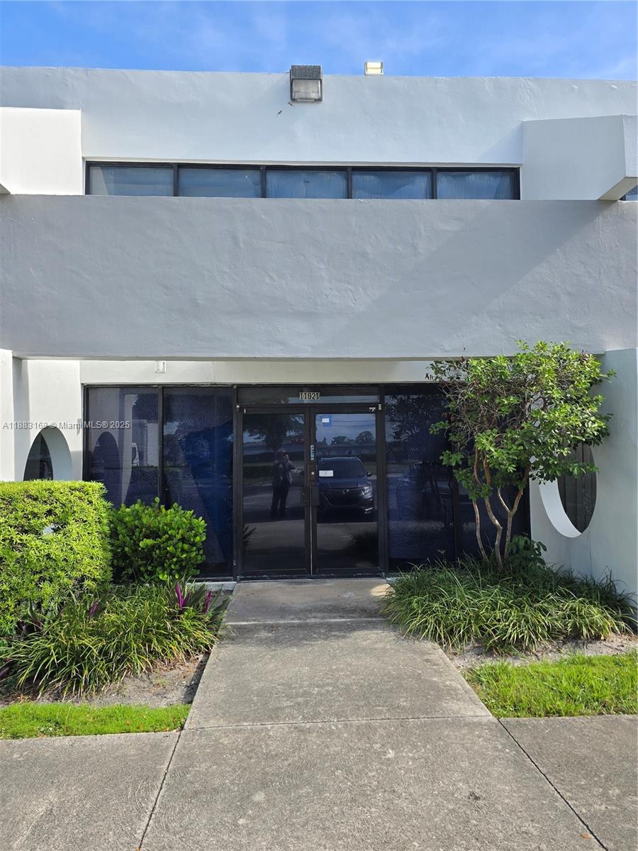 11923  /   sq. ft. $ 2025-09-23 0 Photo